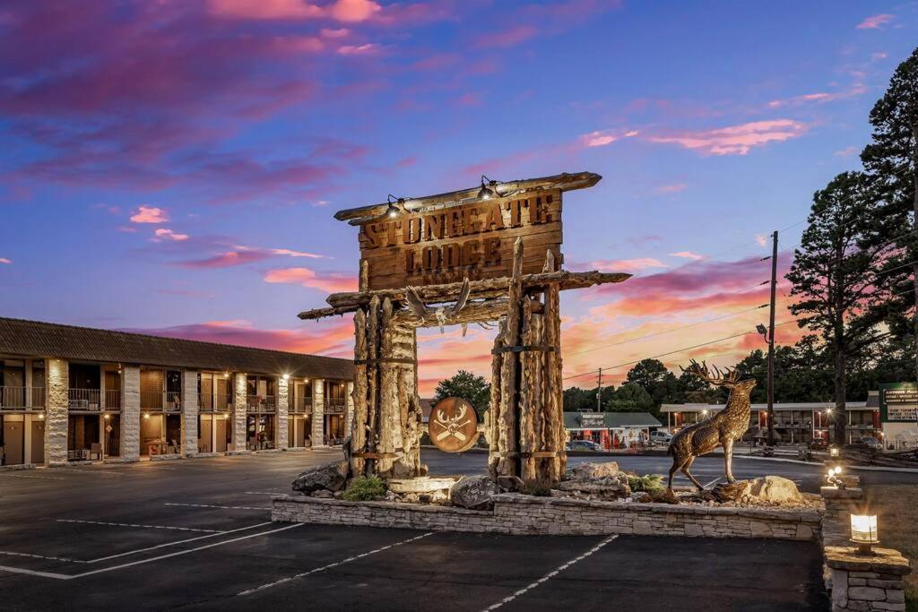 Stonegate Lodge King Bed Wifi 50 Roku Tv Salt Water Pool Room #104 Eureka Springs Dış mekan fotoğraf