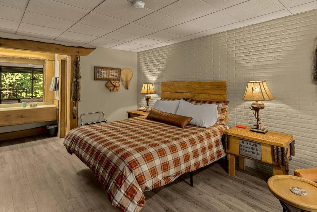 Stonegate Lodge King Bed Wifi 50 Roku Tv Salt Water Pool Room #104 Eureka Springs Dış mekan fotoğraf