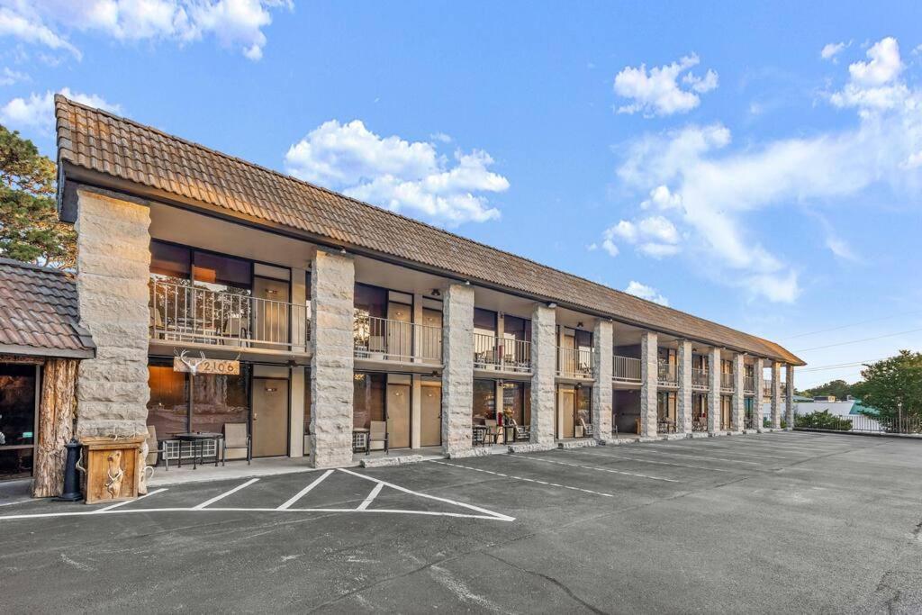 Stonegate Lodge King Bed Wifi 50 Roku Tv Salt Water Pool Room #104 Eureka Springs Dış mekan fotoğraf