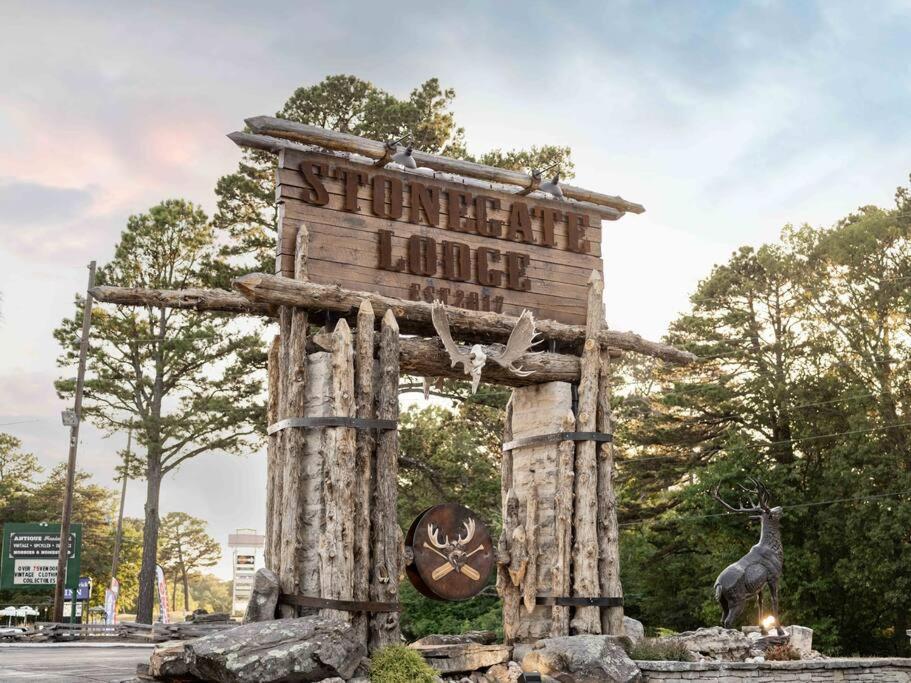 Stonegate Lodge King Bed Wifi 50 Roku Tv Salt Water Pool Room #104 Eureka Springs Dış mekan fotoğraf