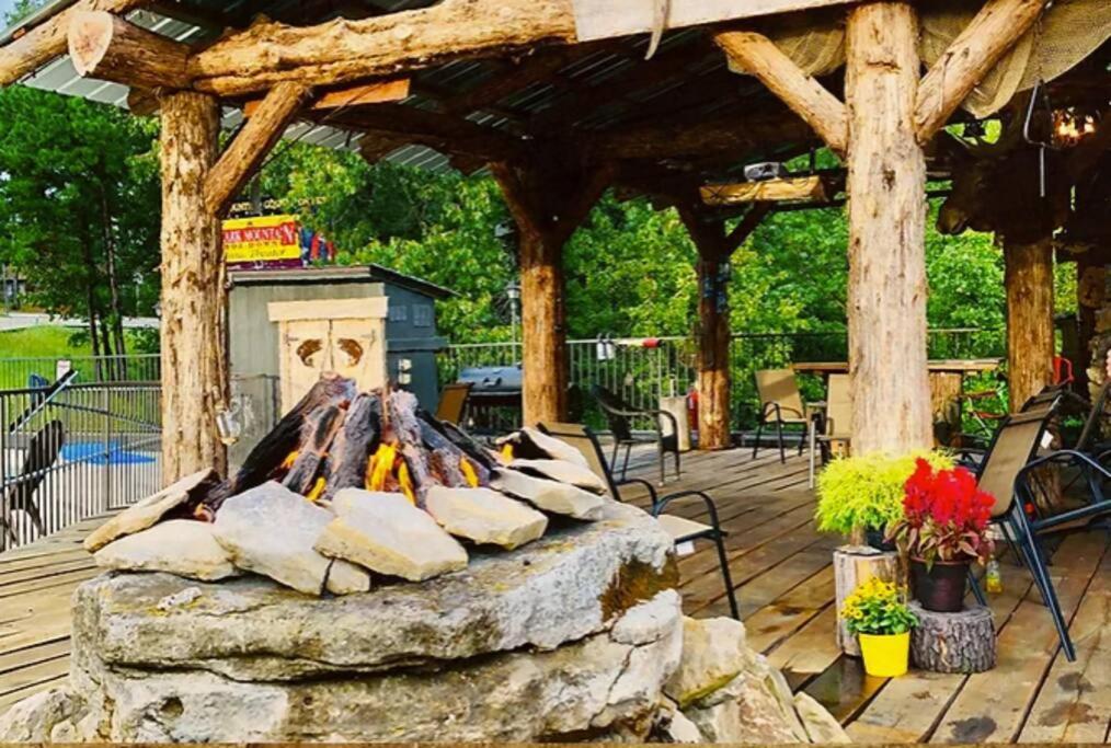 Stonegate Lodge King Bed Wifi 50 Roku Tv Salt Water Pool Room #104 Eureka Springs Dış mekan fotoğraf