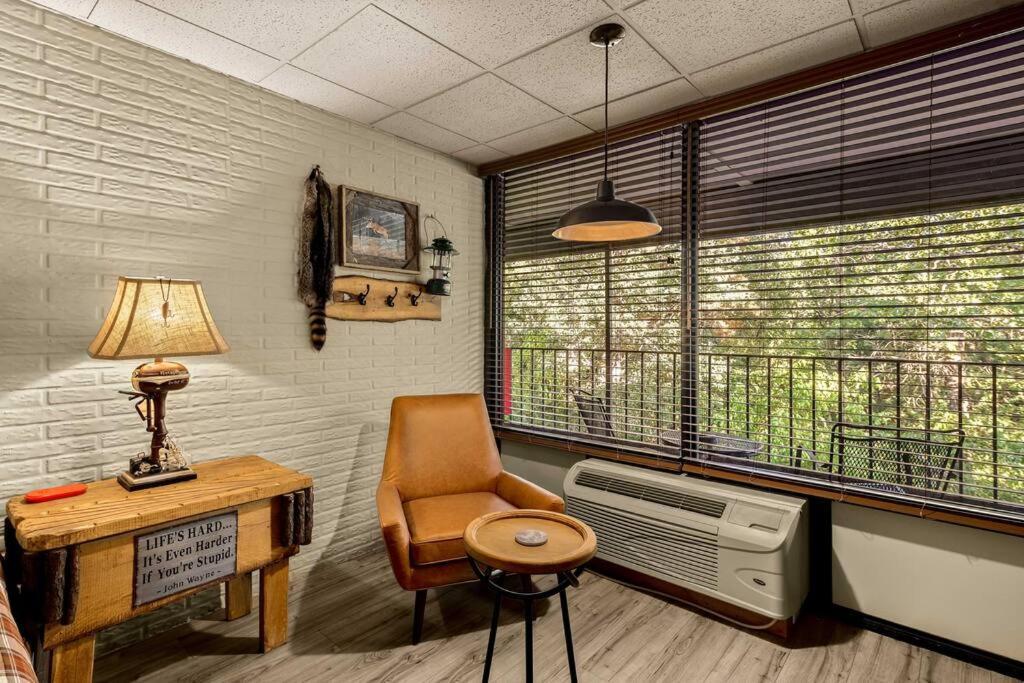 Stonegate Lodge King Bed Wifi 50 Roku Tv Salt Water Pool Room #104 Eureka Springs Dış mekan fotoğraf