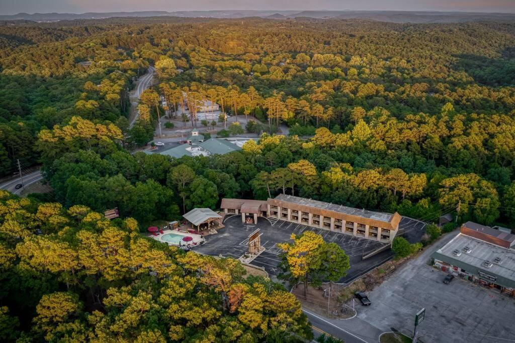 Stonegate Lodge King Bed Wifi 50 Roku Tv Salt Water Pool Room #104 Eureka Springs Dış mekan fotoğraf